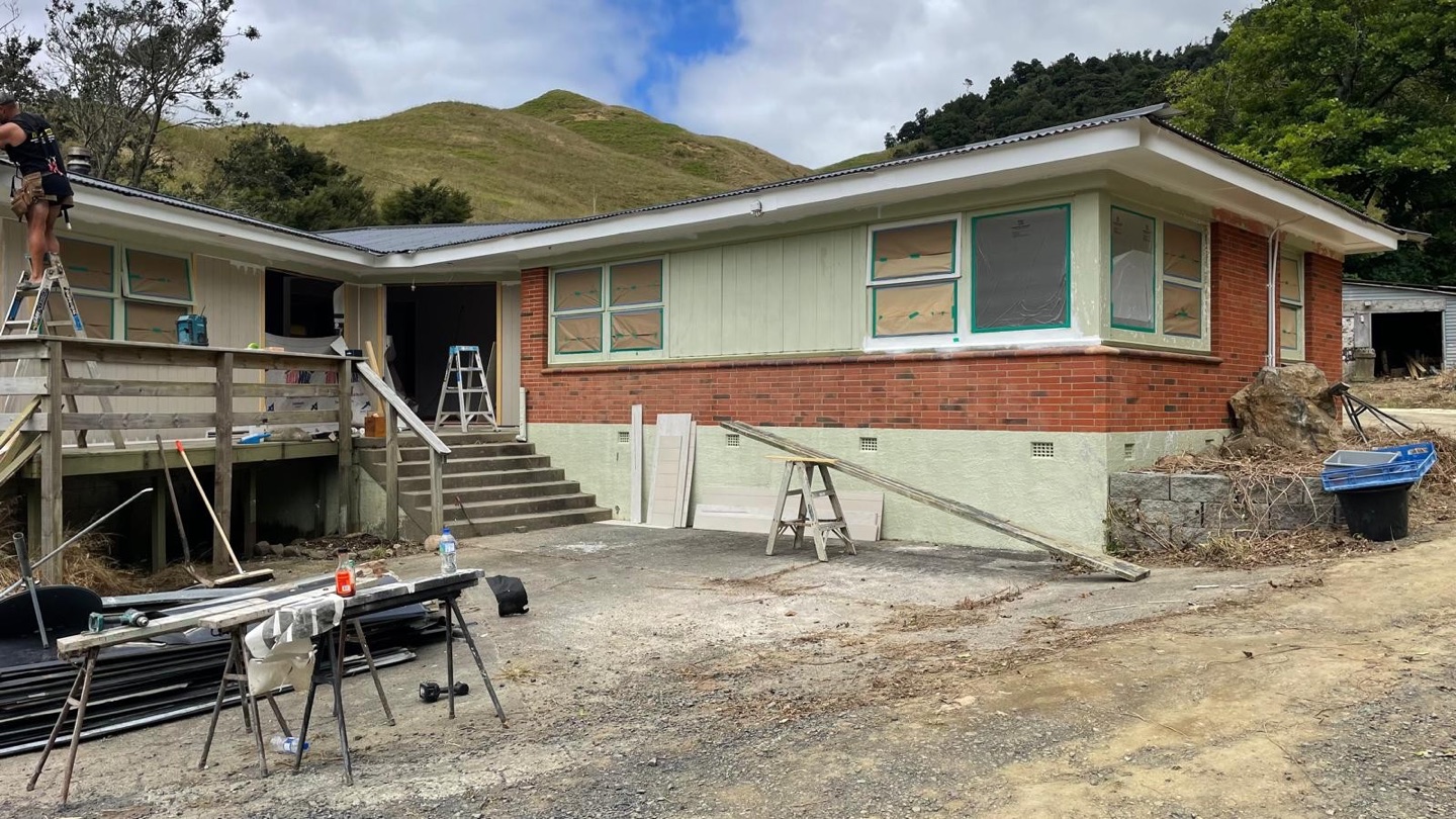 Auckland brick and weatherboard home during preparation before exterior painting